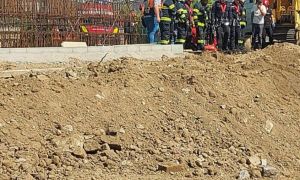 UPDATE: Operațiune de SALVARE în Capitală. Mai mulți muncitori sunt prinși sub pământ, doi dintre ei au murit