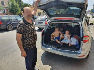 REVOLTĂTOR. Bărbat prins în trafic de polițiști când își transporta copiii în portbagajul mașinii
