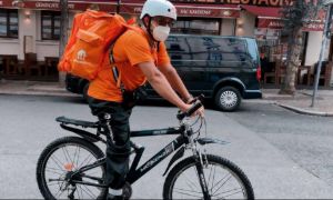 Un fost ministru a ajuns să livreze mâncare cu bicicleta