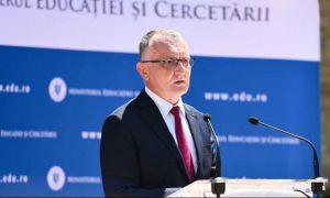 Ministrul Educației dă asigurări: ”Există stocuri suficiente de MĂȘTI de protecție”