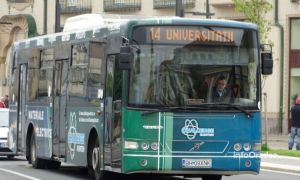 Șofer de autobuz, BĂTUT de șapte adolescenți care nu purtau mască