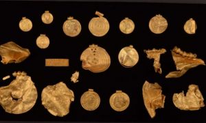 Un arheolog amator din Danemarca a descoperit o comoară de aur veche de 1500 de ani