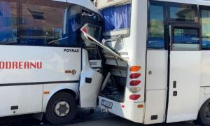 ACCIDENT cu două microbuze în Gara Obor. Zece persoane au ajuns la spital