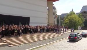 Ion Caramitru, condus pe ULTIMUL DRUM. Ultimele flori și sute de aplauze pentru actor, în fața Teatrului Național