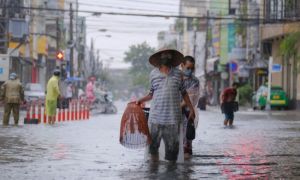 Inundațiile masive din orașul vietnamez Da Nang au făcut ca oamenii să iasă la pescuit pe stradă
