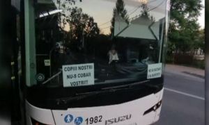 Un șofer al Companiei de Transport Public Iași a circulat cu mesaje antivaccinare lipite pe parbrizul autobuzului