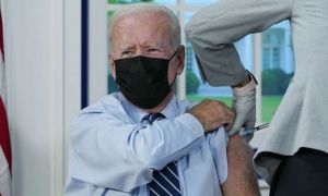 Joe Biden a primit a treia doză de VACCIN anti-covid
