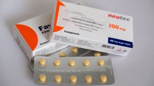 În timp ce sute de români MOR, autoritățile AMÂNĂ introducerea antiviralelor în farmacii