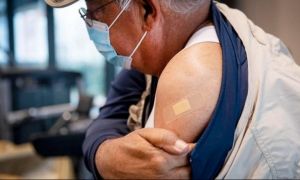 Reacție adversă severă după vaccinare la un bărbat