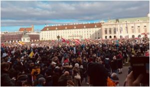Mii de oameni PROTESTEAZĂ în Austria împotriva carantinei și vaccinării obligatorii