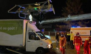 O autoplatformă de lucru la înălţime s-a RĂSTURNAT la Suceava. Sunt doi oameni răniți