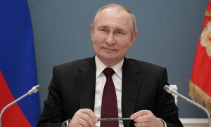 Vladimir Putin a TESTAT un nou vaccin rusesc sub formă de spray nazal