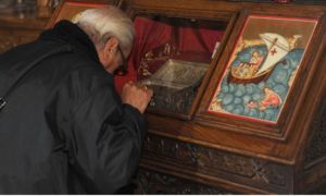 Racla cu mâna Sfântului Nicolae, pusă spre închinare în pridvorul Bisericii Sf. Gheorghe Nou din București