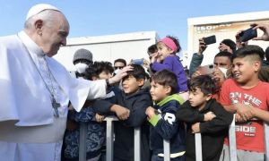 Papa FRANCISC, discurs într-o tabără de migranți din GRECIA: „Vă implor, să punem capăt acestui naufragiu al civilizaţiei…”