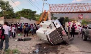 TRAGEDIE în MEXIC. Mai mult de 50 de migranți au murit și zeci au fost răniți, după ce camionul în care se aflau s-a răsturnat
