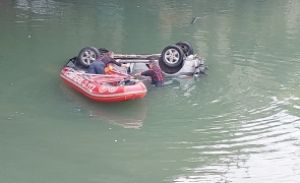 Un bărbat a PLONJAT cu mașina în râul Dâmbovița