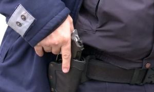 Un polițist și-a uitat pistolul în toaleta unei benzinării. Cine a găsit-o și ce s-a întâmplat cu arma