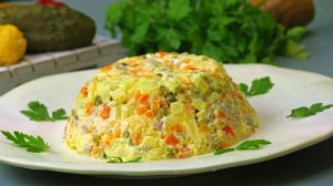 Cât ÎNGRAȘĂ salata de boeuf, preferata românilor de Sărbători