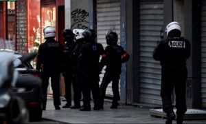 Alertă la Paris: Un bărbat a luat ostatice două femei