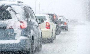 INFOTRAFIC: Pe ce drumuri se circulă îngreunat din cauza ninsorilor