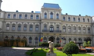 Turiștii fac lucruri trăsnite! Un italian beat a vrut să intre în Muzeul „Colecțiilor de Artă” din București în noaptea de Revelion