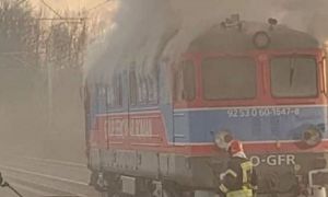 Locomotiva unui tren a luat FOC lângă Ploiești! Vagoanele sunt încărcate cu îngrășăminte chimice 