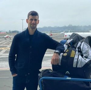 Novak Djokovic a aterizat la Melbourne, dar NU i s-a permis să intre în ţară