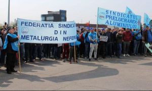 PROTEST la Guvern. Angajații de la Alro Slatina şi Alum Tulcea își strigă nemulțumirile