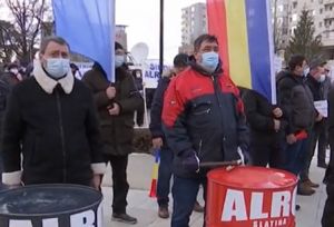 SE ÎNCHIDE compania ALRO Slatina! Sute de angajați protestează cu lacrimi în ochi