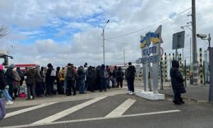Aglomerație la Vama Siret: Mii de ucraineni așteaptă să intre în România