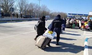 Peste 120.000 de ucraineni au fugit din țară după invazia trupelor rusești