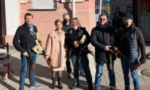 Deputații ucraineni așteaptă înarmați armata rusă: Iulia Timoșenko, surprinsă cu un Kalașnikov în brațe