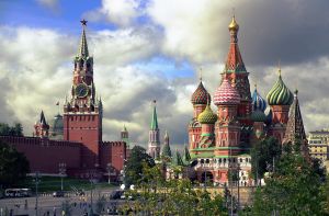 Kremlinul, MESAJ pentru firmele străine din Rusia: Rămâneţi, plecaţi sau predaţi cheile!