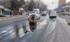 IMAGINEA ZILEI: Un gălățean a răsturnat pe stradă un rezervor cu 1.000 de litri de motorină