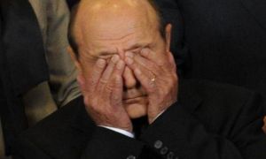 Traian Băsescu, răvășit și vizibil obosit la revenirea acasă