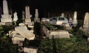 Beat și fără permis, un clujean a intrat cu mașina direct în cimitir în Vinerea Mare