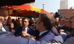 Emmanuel Macron, atacat cu roșii într-o piață
