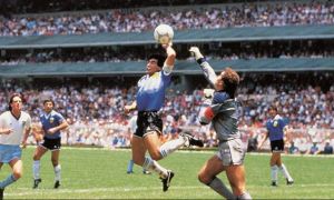 Cel mai SCUMP suvenir sportiv din istorie! Cu cât s-a vândut un celebru tricou al lui Maradona