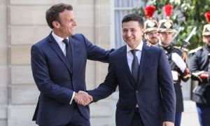 Emmanuel Macron îi promite lui Zelenski: ”Livrările de ARME către Ucraina vor continua”