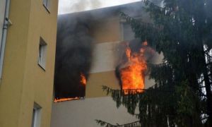 INCENDIU puternic într-un bloc din Brașov. Zeci de persoane au fost evacuate de pompieri