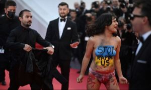 O femeie s-a dezbrăcat pe covorul roşu de la Cannes în semn de PROTEST 