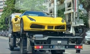 Ferrari parcat pe trecerea de pietoni, ridicat de polițiștii locali din Capitală