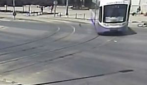Un tramvai A SĂRIT de pe șine, a intrat pe trotuar și...