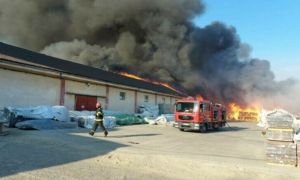 Incendiu puternic la un depozit de DEȘEURI din plastic în Buzău