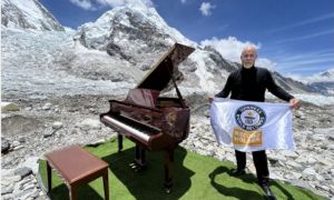 VIDEO RECORD pe Everest! Un pianist român a cântat 2 ore la înălțime