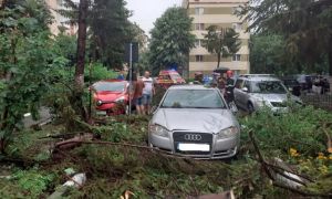 VIDEO DEZASTRUL provocat de furtună în Râmnicu Vâlcea. Echipajele ISU intervin de urgență