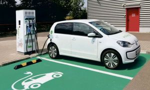 Premierul Ciucă promite staţii de încărcare pentru mașini ELECTRICE în toată ţara