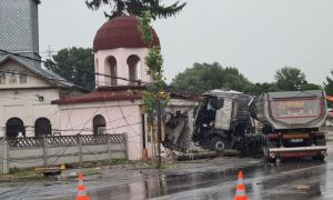 Accident pe DN7: Un TIR scăpat de sub control a distrus CAPELA unei biserici din Titu