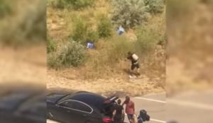 Ce amendă au primit turiştii filmaţi când aruncă GUNOAIE pe spaţiul verde, în Mamaia