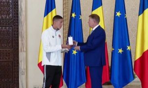 Președintele Iohannis, după ce i-a decorat pe David Popovici și pe antrenorul său: “Sunteţi o sursă se inspiraţie pentru toţi românii”